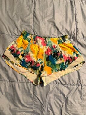 Lululemon Hotty Hot Low-Rise Lined Short 2.5 No Limits White Multi